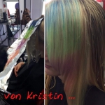 Frau lange Haare mit Rainbow-Strähne. Frisur einer Frau mit langen blonden Haaren und einer Strähne in Rainbow Colour